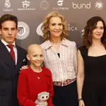 La infanta Elena apoya a Gonzalo Caballero en su último proyecto solidario tras su operación de cataratas