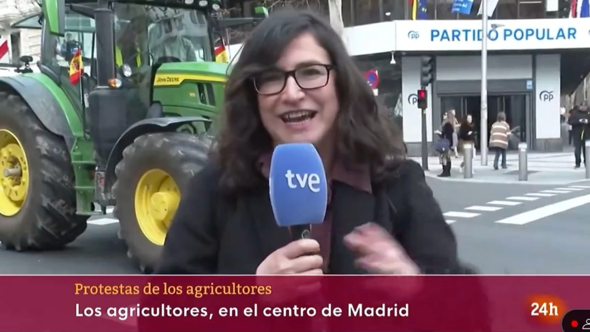 Conexión de RTVE ante la sede del PP durante la tractorada en Madrid