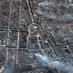 Una imagen satelital muestra una descripción general del teatro Mariupol y sus alrededores