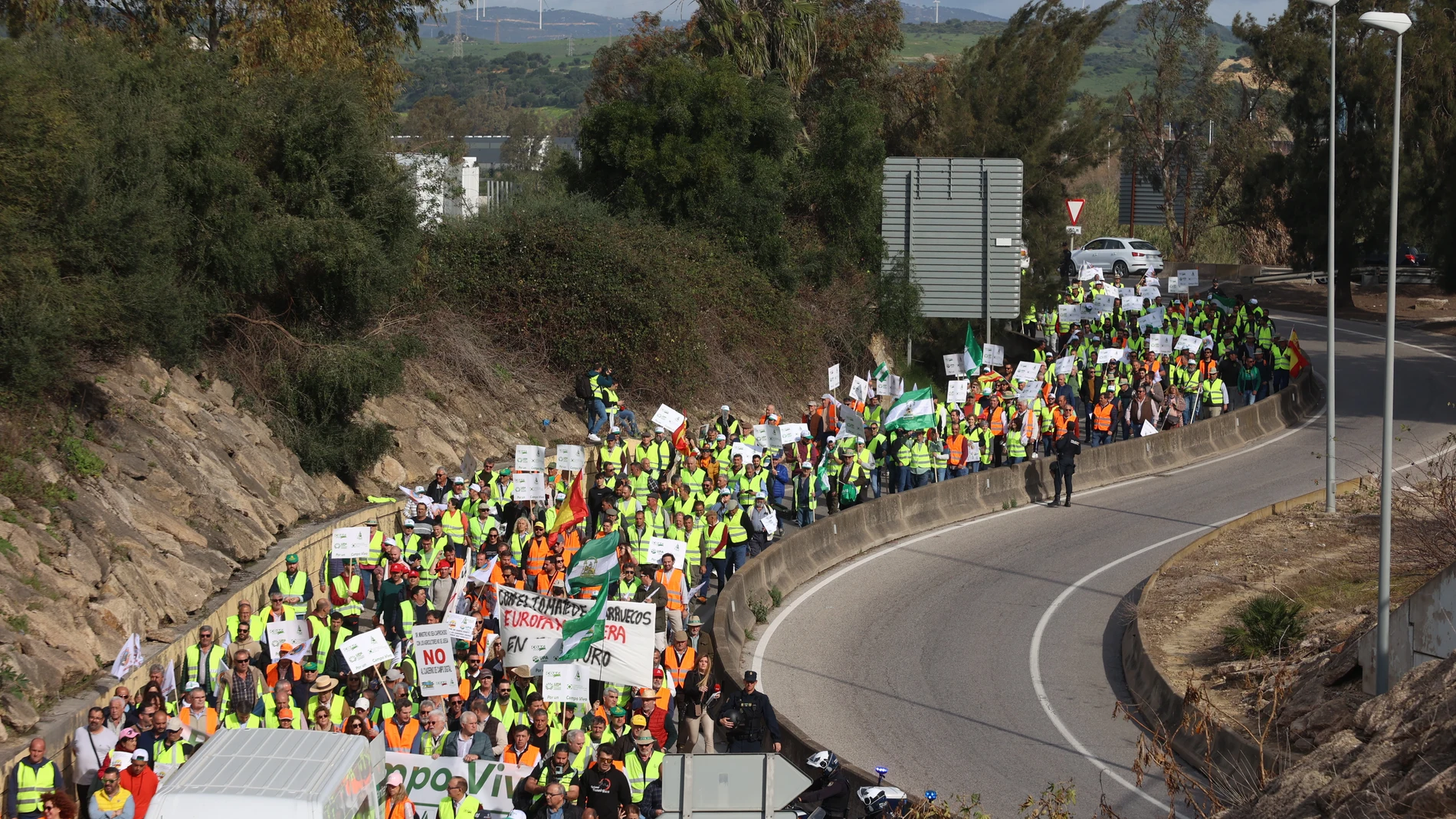 Agricultores circulan por la carretera en las protestas agrarias en Algeciras, a 22 de febrero de 2024, en Algeciras, Cádiz (Andalucía, España). La movilización convocada este jueves por las asociaciones agrarias Asaja, COAG, UPA y Cooperativas Agro-Alimentarias hasta el Puerto de Algeciras (Cádiz) ha comenzado con la participación de más de 1,500 personas. 22 FEBRERO 2024 Nono Rico (Europa Press) 22/02/2024