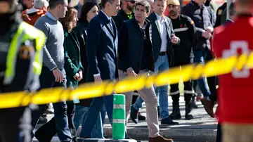 El presidente Sánchez visita el edificio afectado por un devastador incendio en València