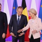 Ursula von der Leyen, con los primeros ministros de Polonia Donald Tusk, y Bélgica, Alexander De Croo, 