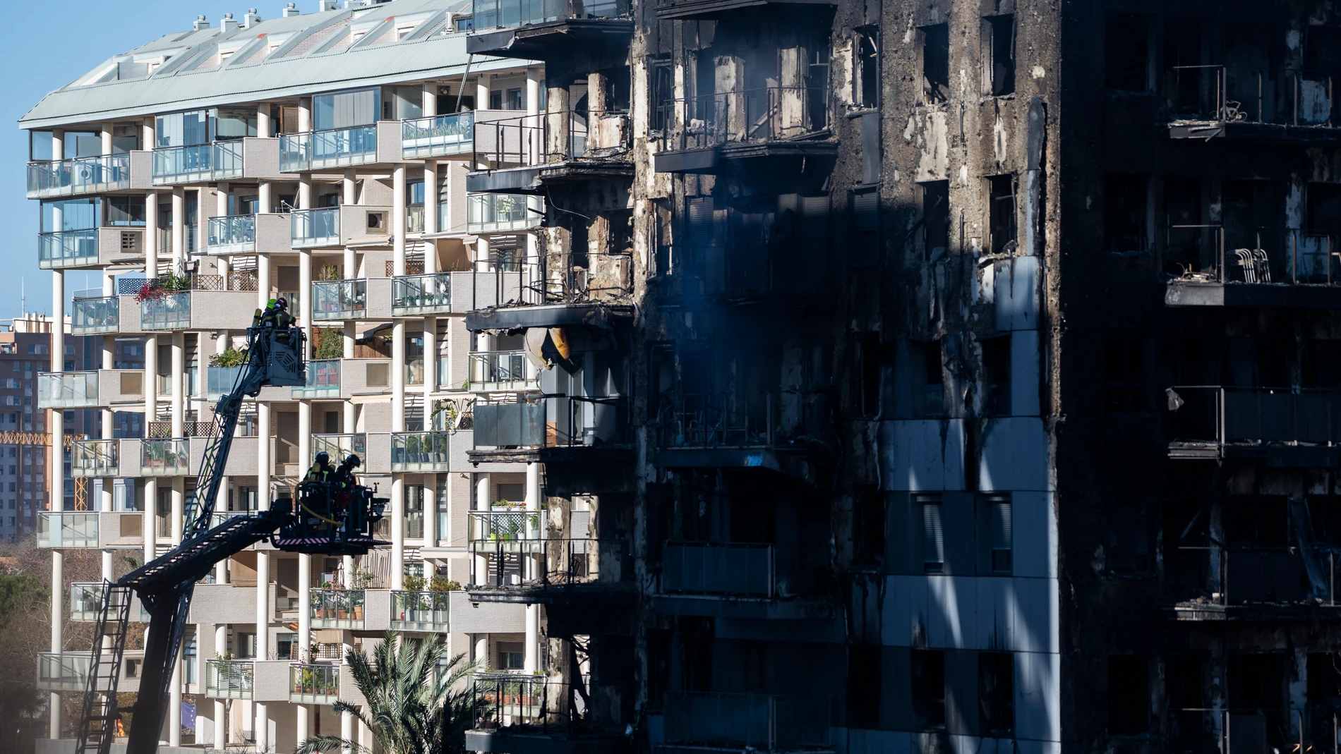 Los bomberos trabajan en el incendio de ayer, 22 de febrero, en el barrio de Campanar, a 23 de febrero de 2024, en Valencia, Comunidad Valenciana (España). Un incendio de grandes dimensiones arrasó ayer un edificio de 14 plantas en el barrio valenciano de Campanar. El fuego, originado en el cuarto piso del inmueble, ha generado una gran columna de llamas y una densa humareda que ha afectado a varias plantas del edificio. De momento, hay cuatro personas fallecidas y 19 desaparecidos que los bo...