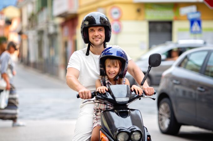 Padre e hija en moto.