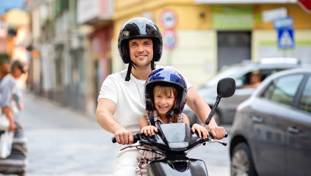 Padre e hija en moto.