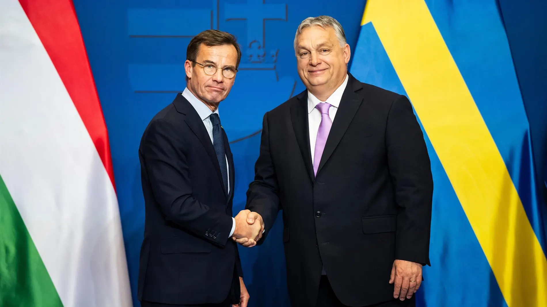 El primer ministro húngaro, Viktor Oban, estrecha la mano de su homólogo sueco, Ulf Kristersson, el viernes en Budapest