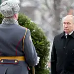 Putin attends wreath-laying ceremony on Defender of the Fatherland Day