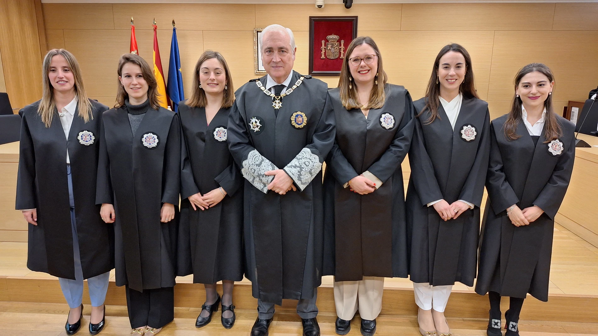 Ainara Vega, Cristina Fuertes, María Grimi, José Luis Concepción, Beatriz Martín, Paula Sánchez y Marta Campo juran sus cargos ante la Sala de Gobierno del TSJCyL en el Palacio de Justicia de Burgos.