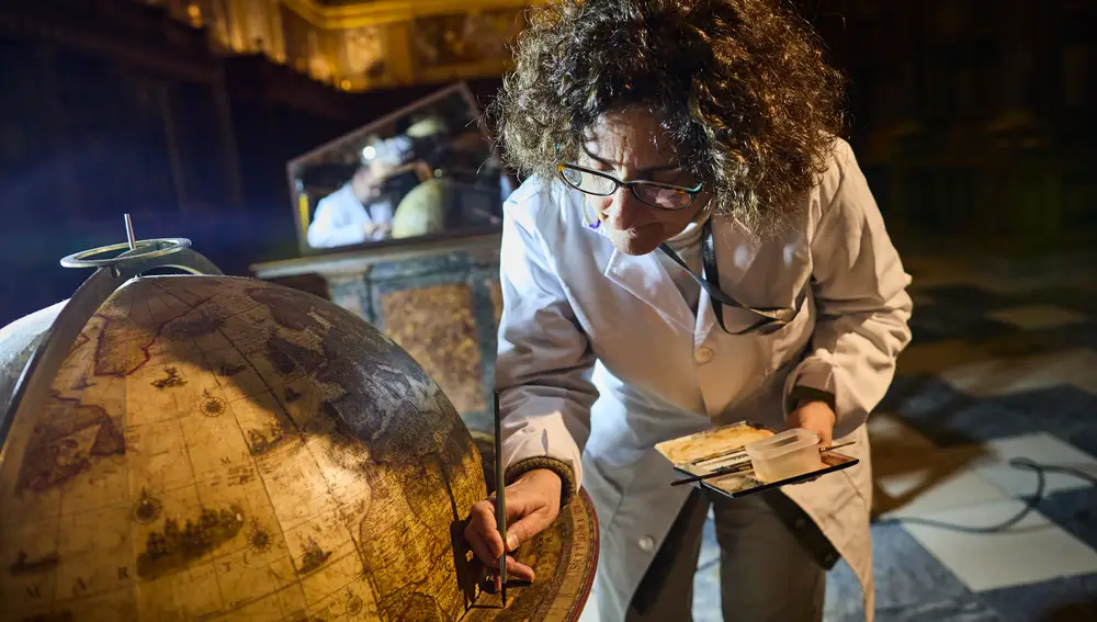 Teresa Martín González lleva más de 30 años en el Taller de Libros y Documentos de Patrimonio Nacional