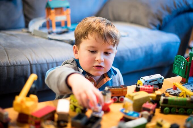 Un niño jugando