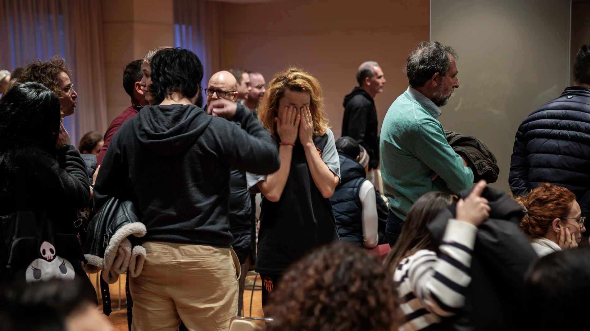 El Ayuntamiento de València, representado por la tercera teniente de alcalde, Julia Climent, se reúne con los vecinos afectados por el incendio que ha devastado sus viviendas en el barrio de Campanar de València