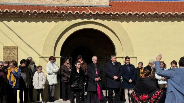 El presidente de la Diputación de Zamora Javier Faúndez; el diputado Juan Del Canto; la alcaldesa de Cubo del Vino, María Asunción Martín; y el obispo de Zamora, Fernando Valera, durante la inauguración de la Iglesia Parroquial 