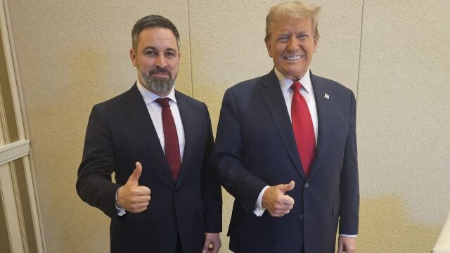 El presidente de Vox, Santiago Abascal, posa sonriente junto al expresidente de EE UU Donald Trump