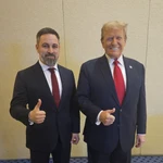 El presidente de Vox, Santiago Abascal, posa sonriente junto al expresidente de EE UU Donald Trump