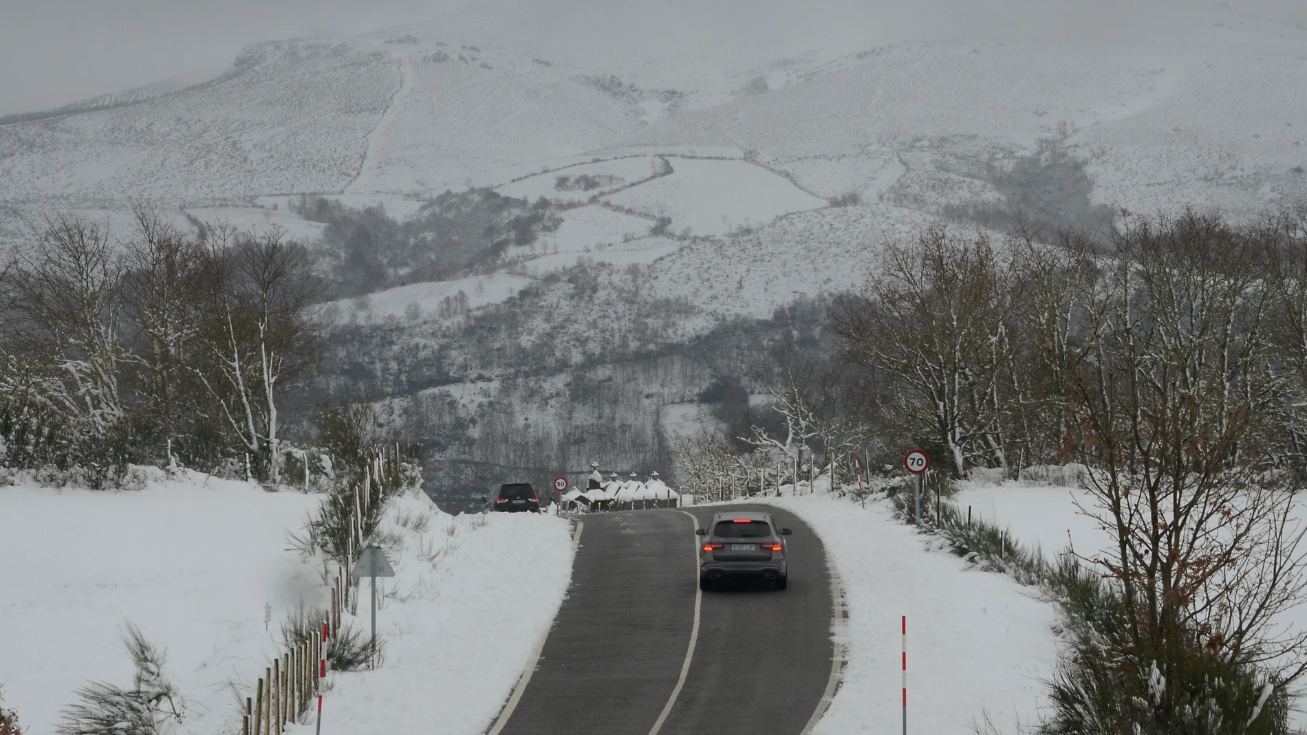 Dos coches circulan por un paisaje nevado, a 24 de febrero de 2024, en Chandrexa de Queixa, Ourense, Galicia (España). La Agencia Estatal de Meteorología (AEMET) ha avisado de riesgo por nieve en la provincia de Ourense, y se espera que las temperaturas mínimas bajen de 0 grados en algunos puntos a causa de la borrasca Louis. La cota de nieve se sitúa en Galicia entre los 800 y los 1.200 metros. 24 FEBRERO 2024;NIEVE;BORRASCA;PRECIPITACIONES;TEMPERATURAS;NEVADA;LOUIS;AEMET;METEOROLOGÍA Rosa...