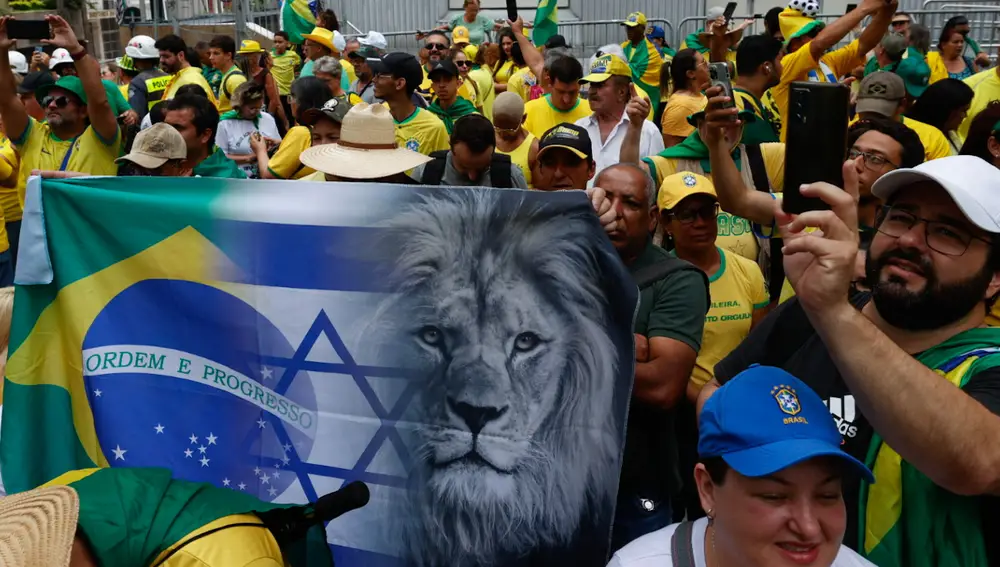 Simpatizantes del expresidente brasileño Jair Bolsonaro se manifiestan en la Avenida Paulista