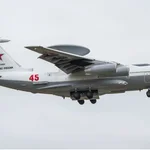 Un avión A-50U ruso con radar giratorio
