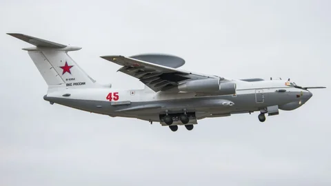 Un avión A-50U ruso con radar giratorio