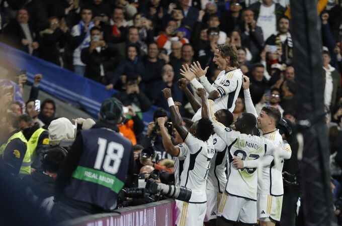 Modric celebra en lo alto de la piña el gol del Real Madrid