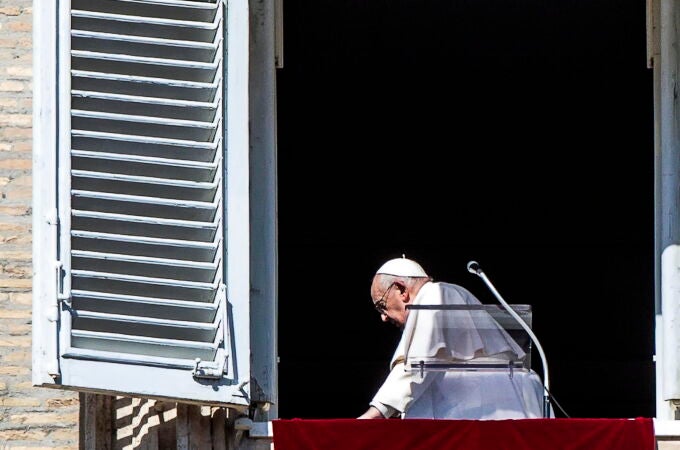 El papa Francisco celebra el rezo del ángelus tras suspender el sábado su agenda por gripe