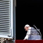 El papa Francisco celebra el rezo del ángelus tras suspender el sábado su agenda por gripe