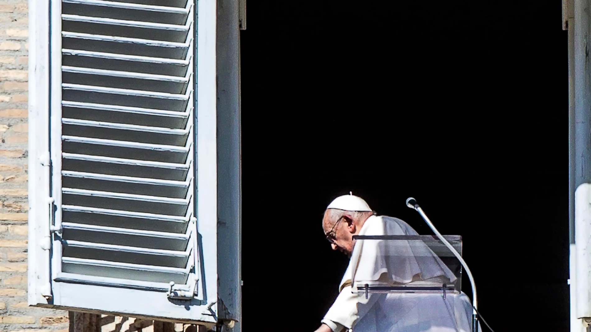 -FOTODELDÍA- CIUDAD DEL VATICANO, 25/02/2024.- El Papa Francisco dirige la oración del Ángelus desde la ventana de su despacho en la plaza de San Pedro. EFE/ANGELO CARCONI 