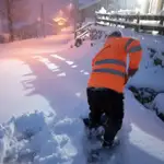 Un hombre retira nieve de la carretera en la localidad leonesa de Ferreras del Puerto