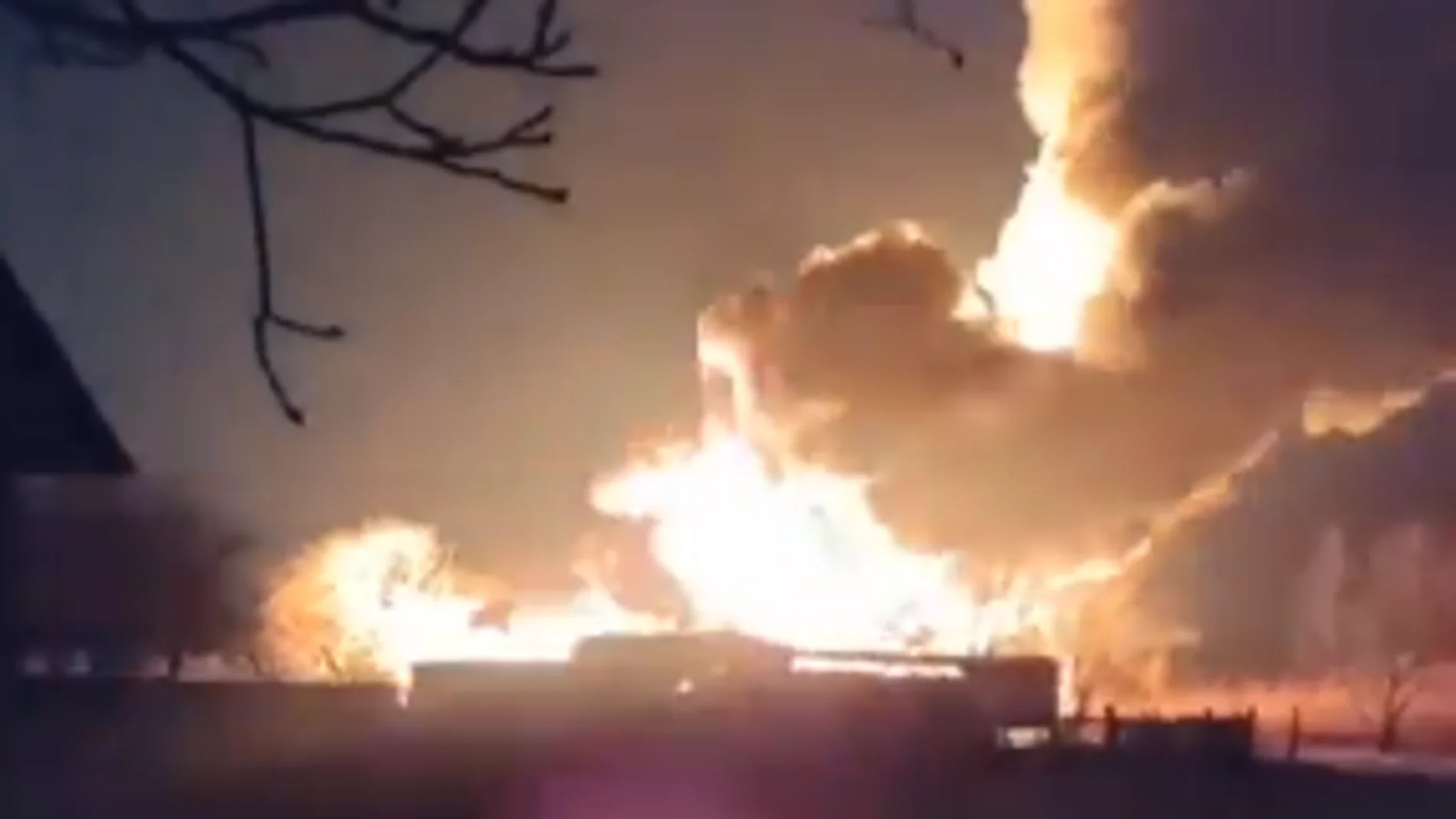 Incendio provocado por el derribo del avión ruso A-50 en la región del Azov