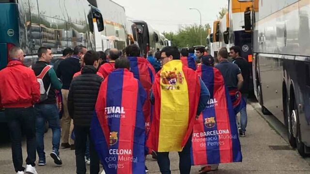 Indignación entre seguidores del Barça por una bandera española entre su afición en Nápoles 
