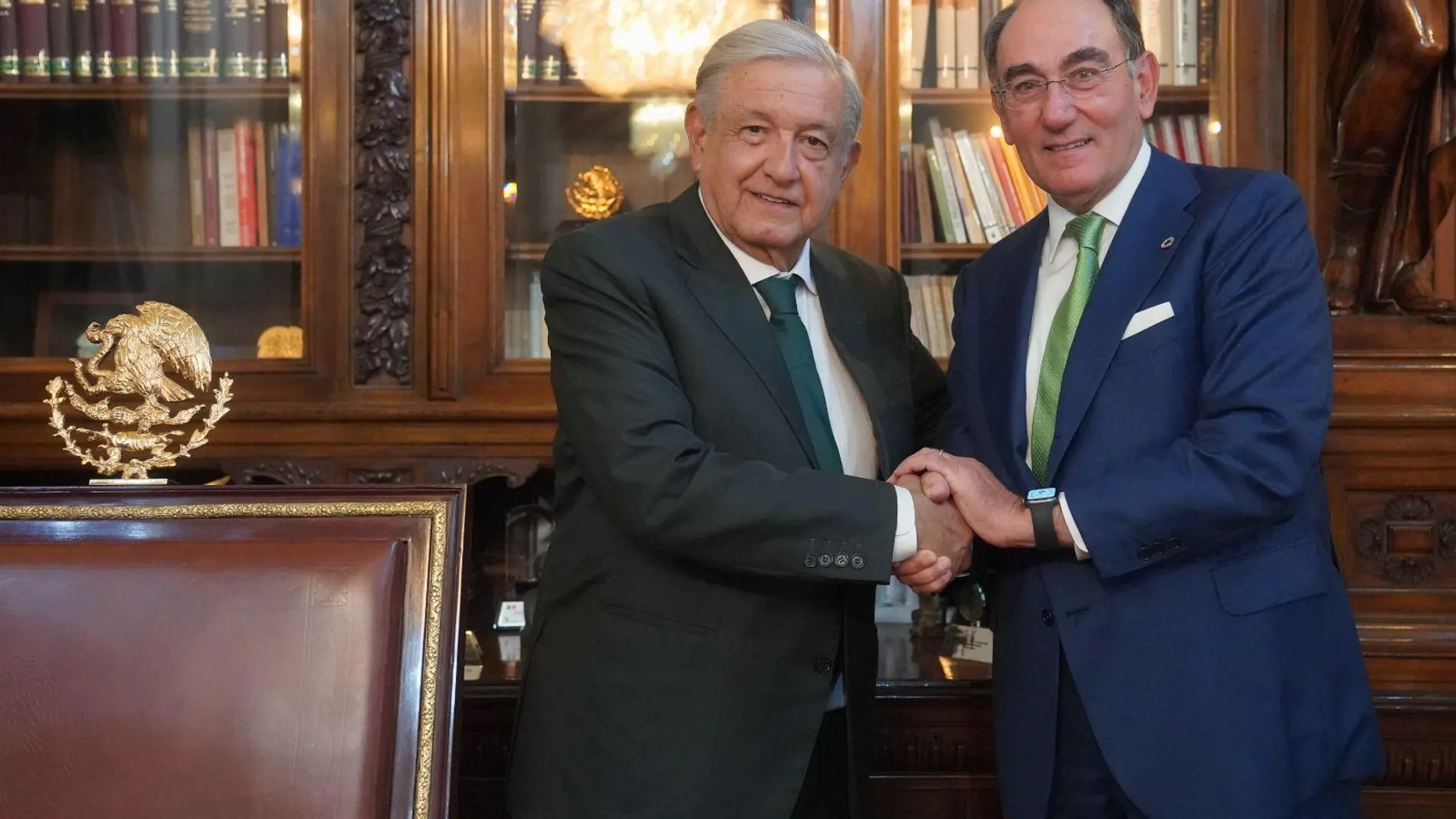 El presidente de México, Andrés Manuel López Obrador, junto al presidente de Iberdrola, Ignacio Galán (derecha)