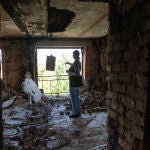 Una mujer en los restos de su casa en la ciudad ucraniana de Trostianets