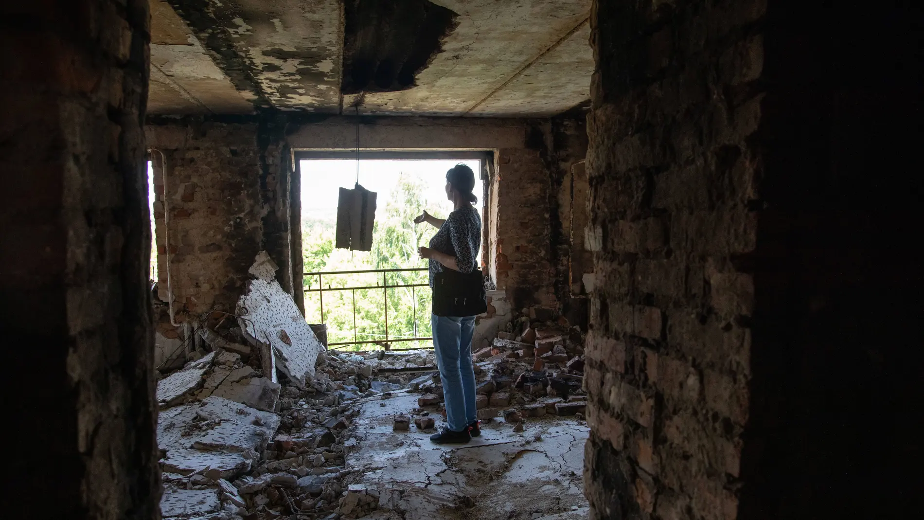 Una mujer en los restos de su casa en la ciudad ucraniana de Trostianets