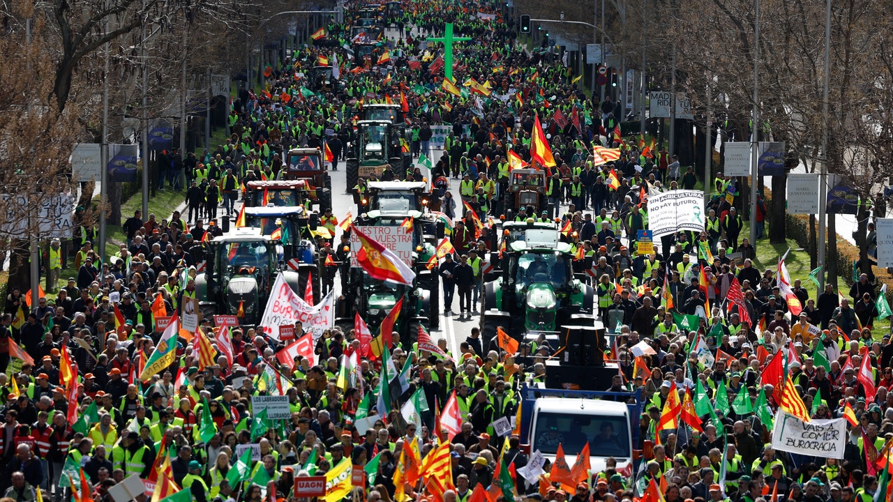 Tractors return to the streets of Madrid, supported by thousands of ranchers, fishermen, beekeepers and aquaculturists