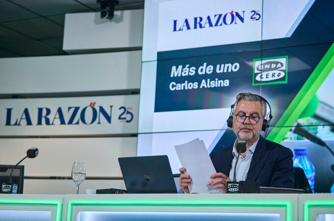 Programa de radio “Más de Uno” de Carlos Alsina en Onda Cero en la sede del Diario La Razón. © Alberto R. Rold