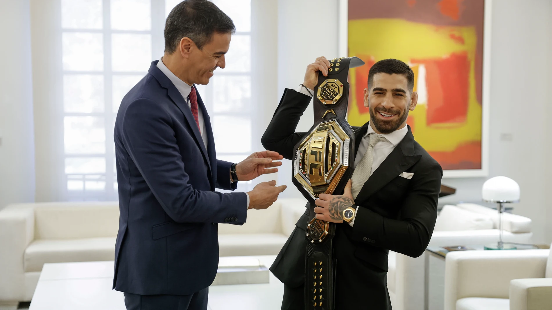 -FOTODELDÍA- MADRID, 27/02/2024.- El presidente del Gobierno, Pedro Sánchez (i), recibe al campeón de la UFC en la categoría de peso pluma, Ilia Topuria, este marte en el Palacio de La Moncloa.EFE/ Mariscal 
