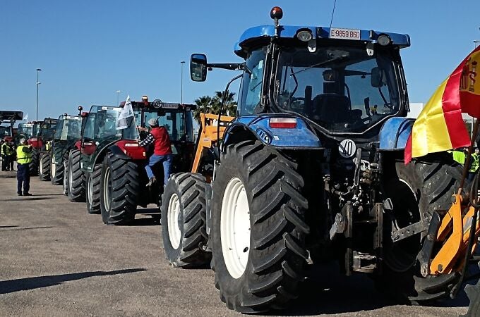 Agricultura.- Más de 140 tractores y vehículos de agricultores y ganaderos cortan ya la A-45 en Lucena