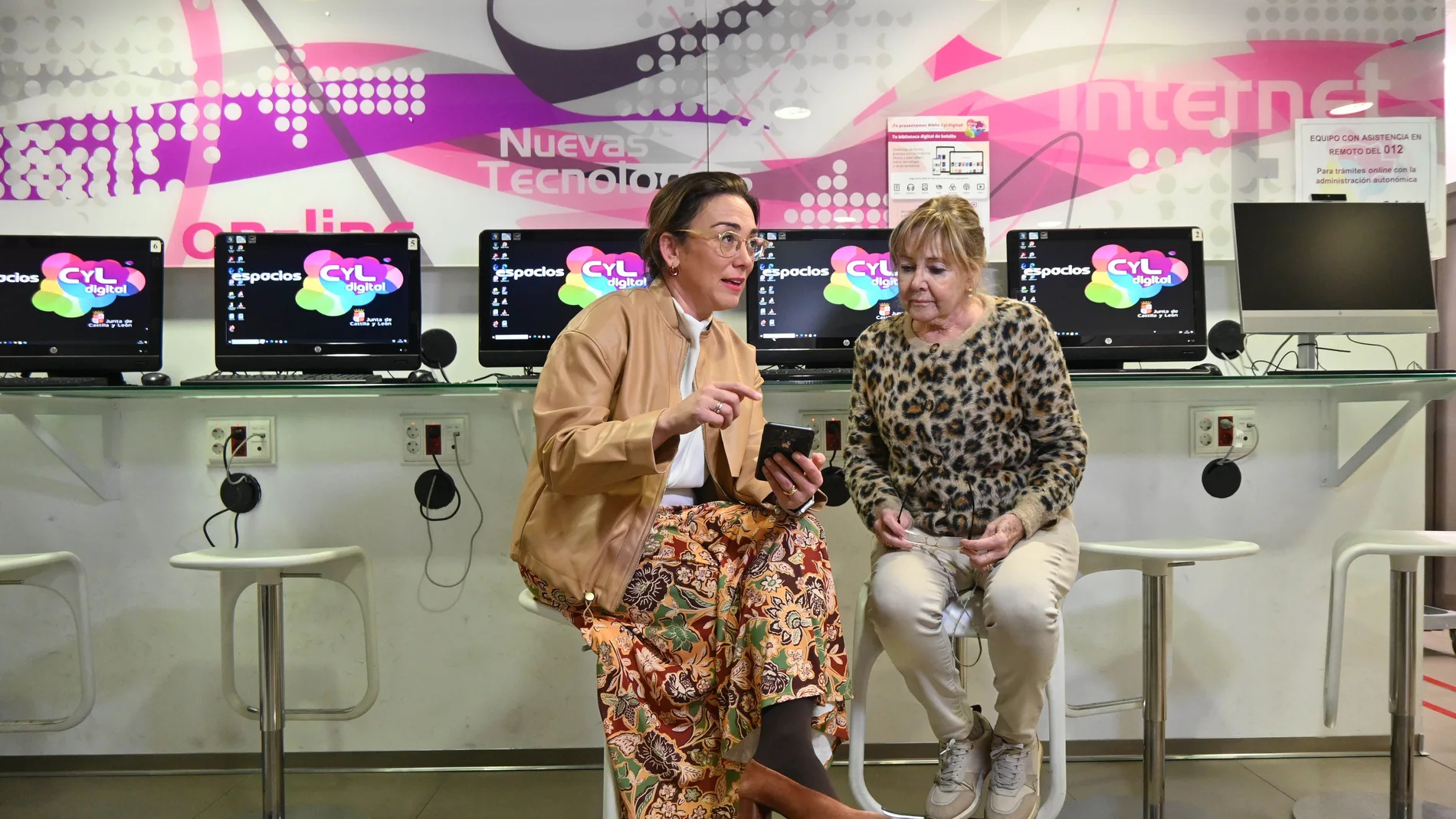 La consejera de Movilidad y Transformación Digital, María González Corral, ha visitado el Espacio CyL Digital de Valladolid para dar a conocer el nuevo servicio remoto de asesoramiento tecnológico