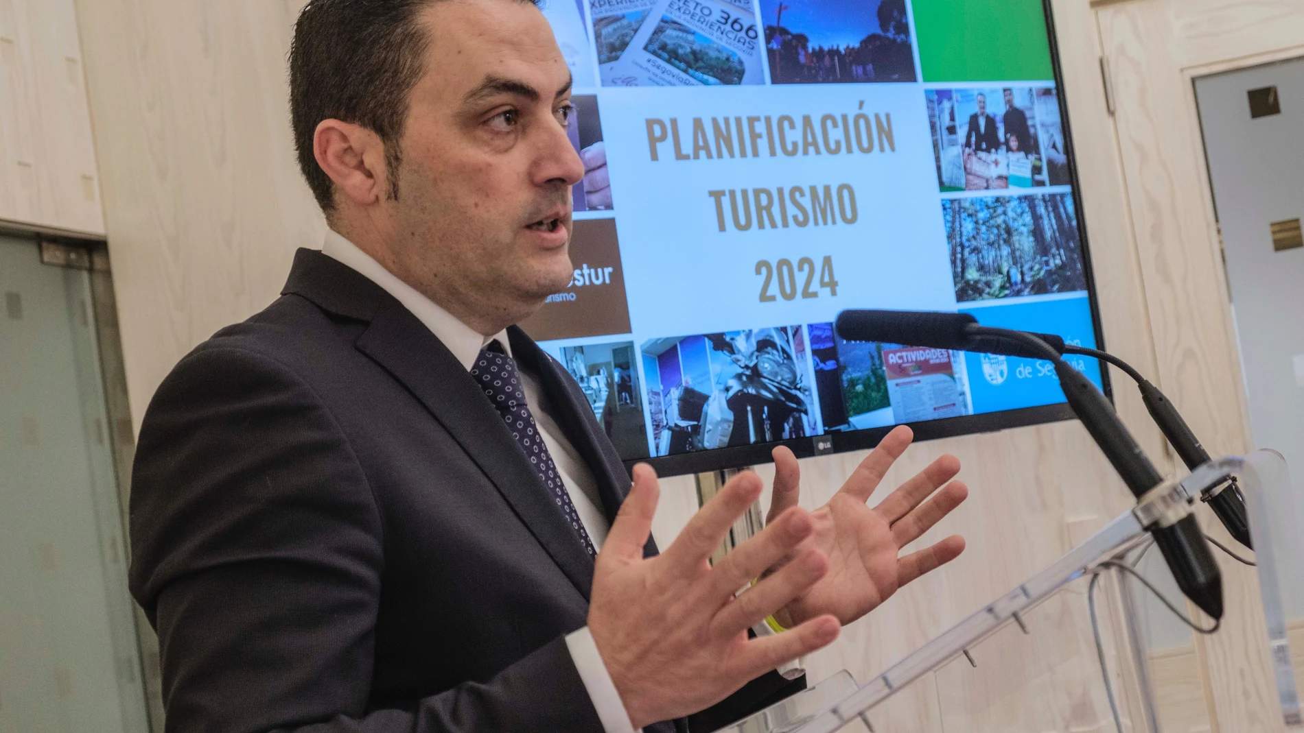 El diputado de Turismo, Javier Figueredo, durante la rueda de prensa