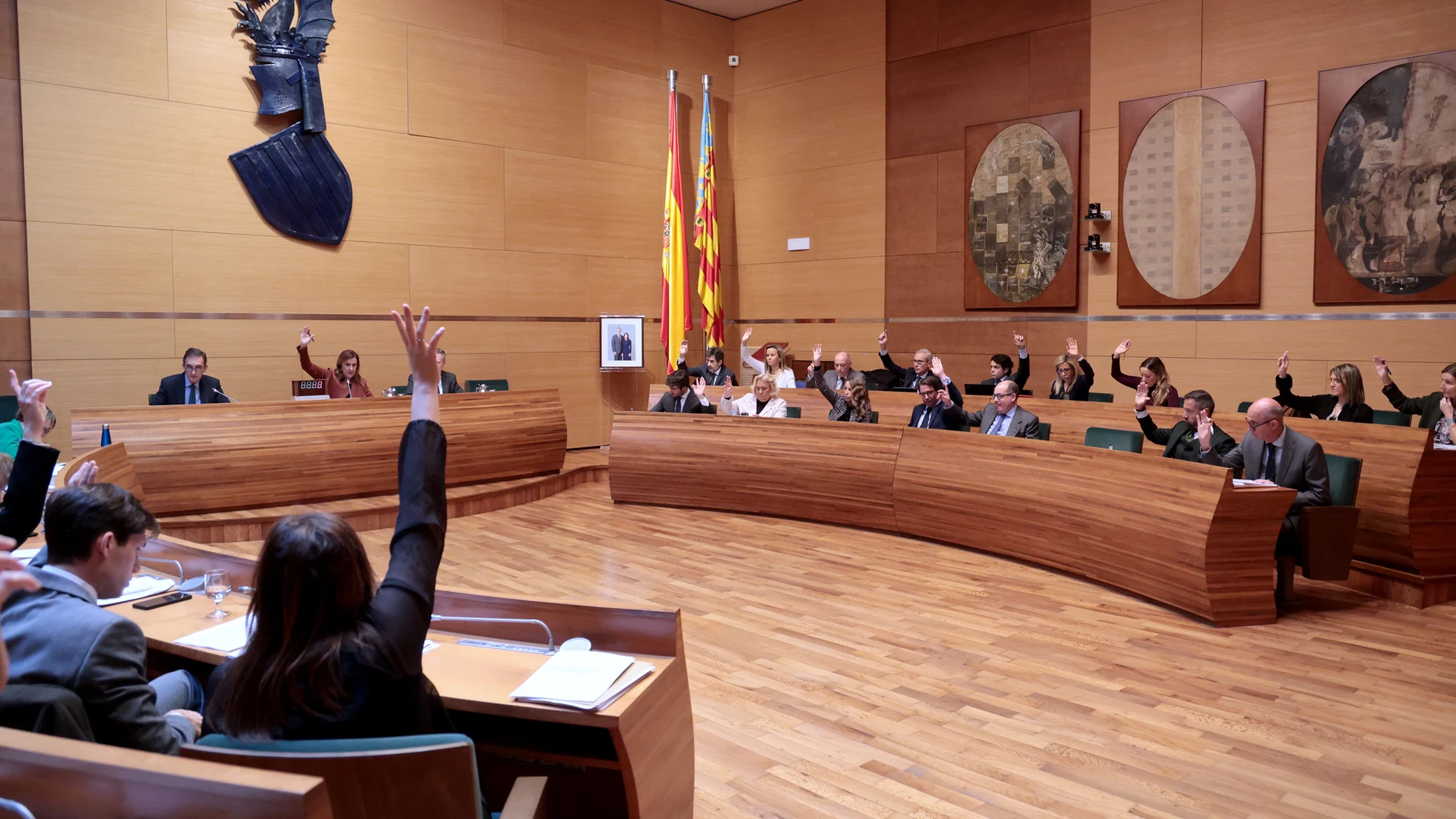 El pleno del Ayuntamiento de Valencia "agradece y reconoce" el trabajo de los bomberos en Campanar