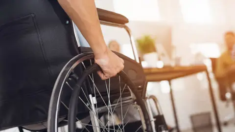 Una persona en silla de ruedas