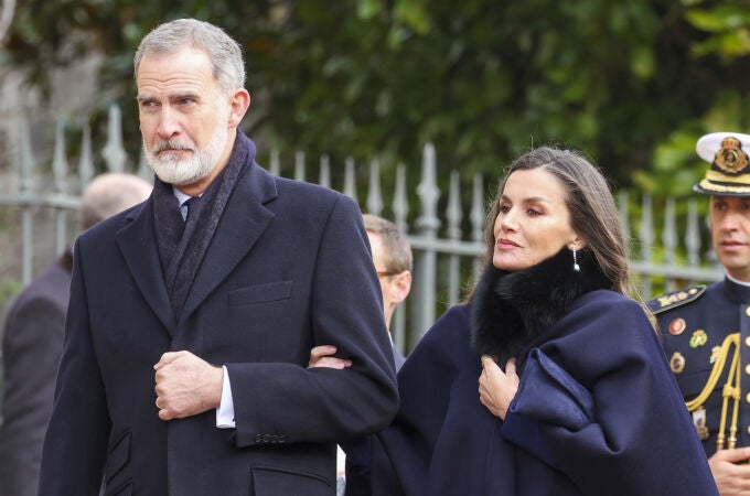 Los Reyes a la llegada al funeral en Londres.