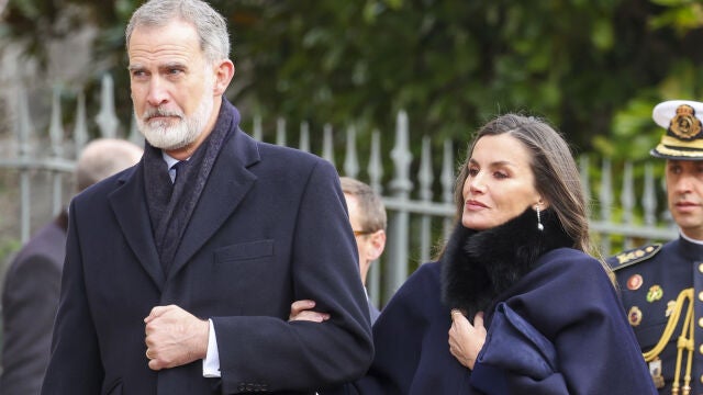 Los Reyes a la llegada al funeral en Londres.
