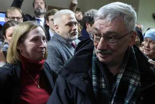 Mazazo para la disidencia rusa: condena de cárcel para Oleg Orlov, Nobel de Paz en 2022