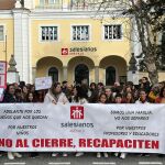 Familias y alumnos se manifiestan a las puertas del centro educativo en Arévalo