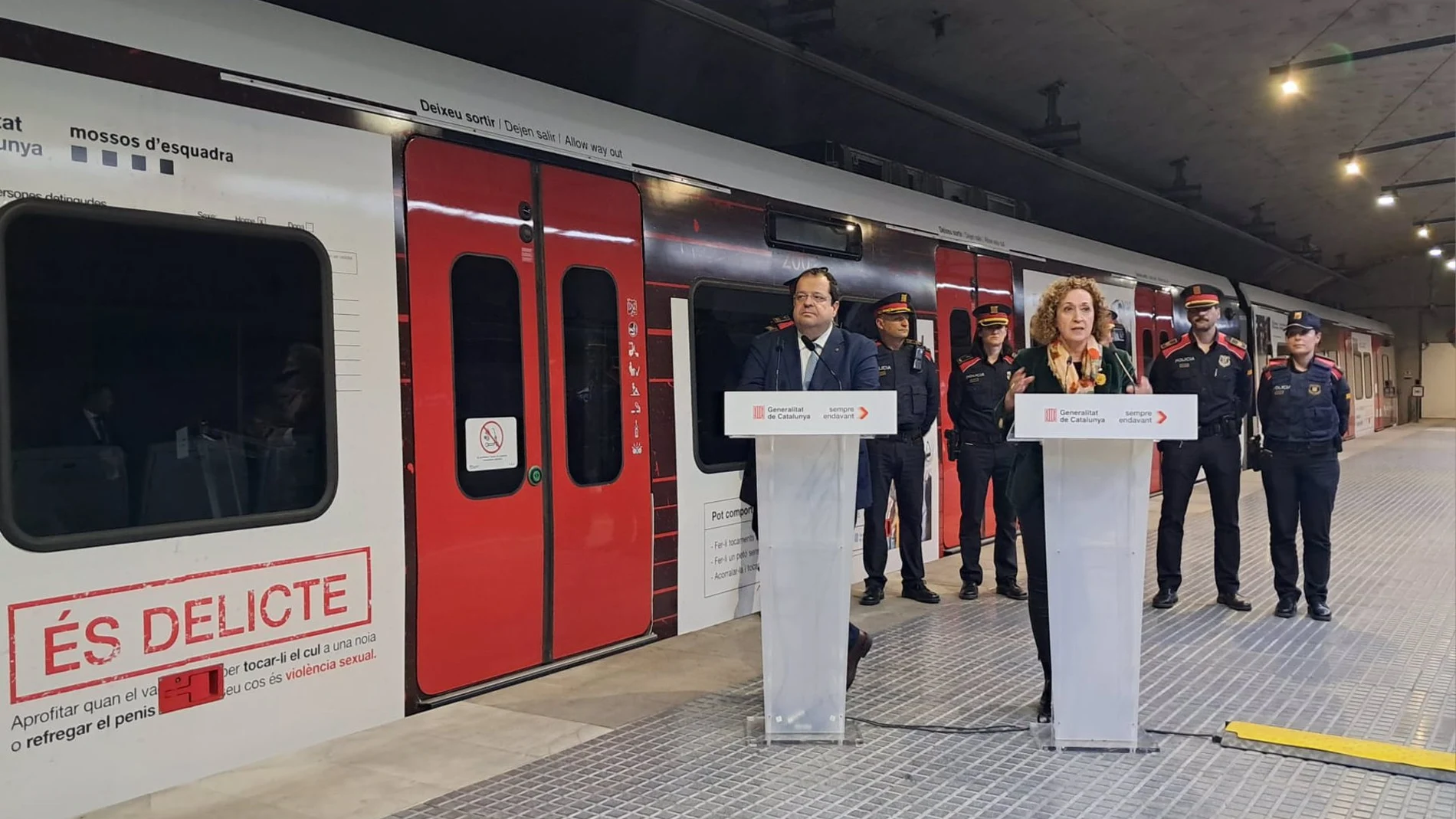 El conseller de Interior, Joan Ignasi Elena, y la consellera de Territorio, Ester Capella, en una estación de Ferrocarrils de la Generalitat 