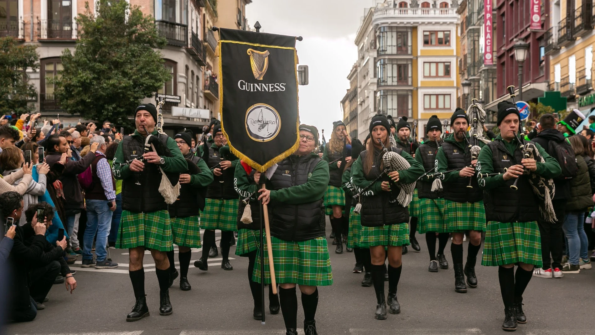 Desfile de gaiteros por las calles de Madrid