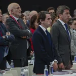 El ex presidente Aznar, junto al jefe del Consell, Carlos Mazón, guardan un minuto de silencio en la asamblea de AVE por las víctimas del incendio de Campanar