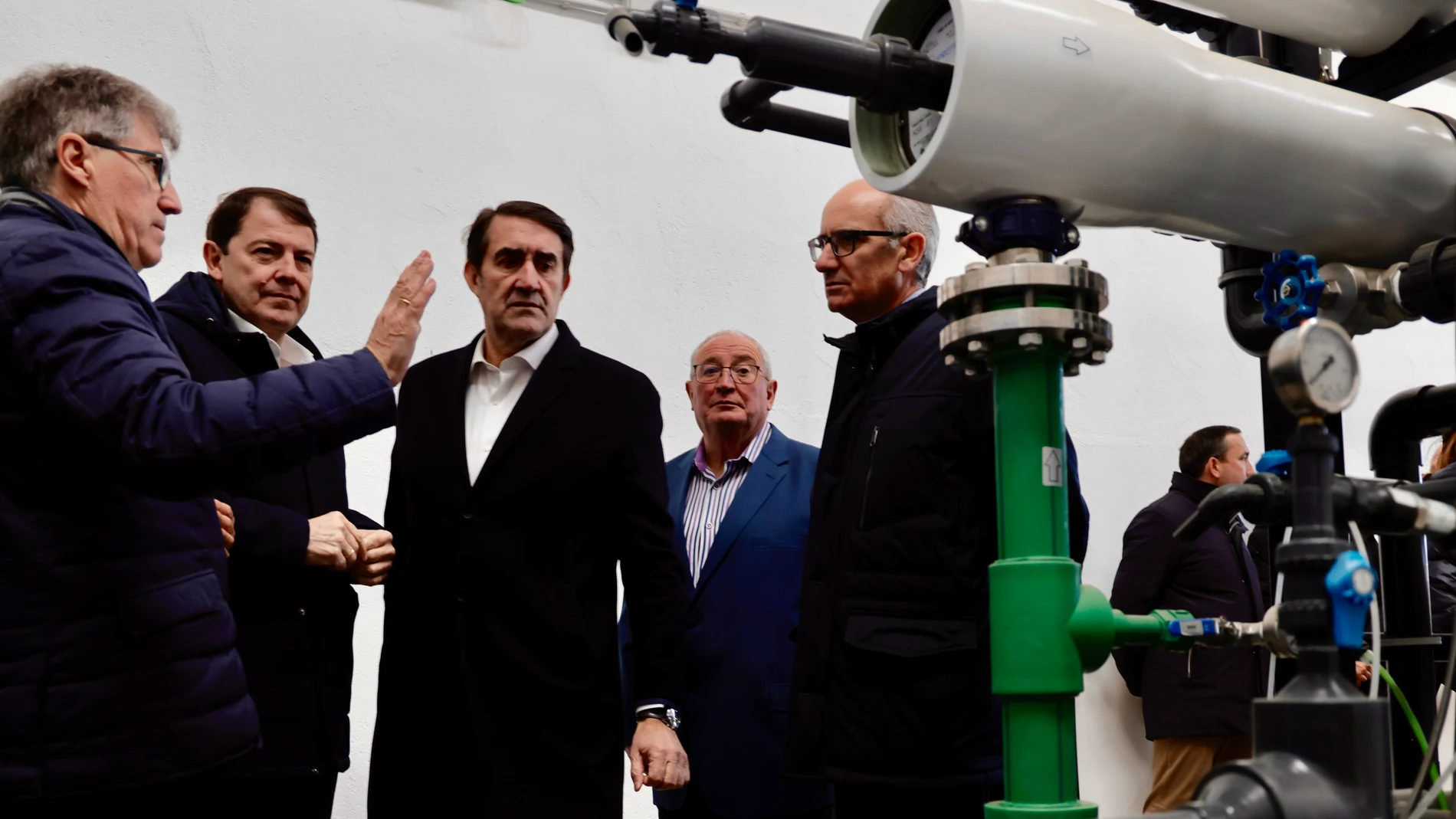 Mañueco durante la visita al nuevo Edar en la provincia salmantina
