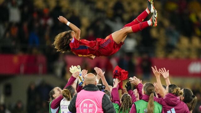 Vicky López es manteada por sus compañeras después de su debut