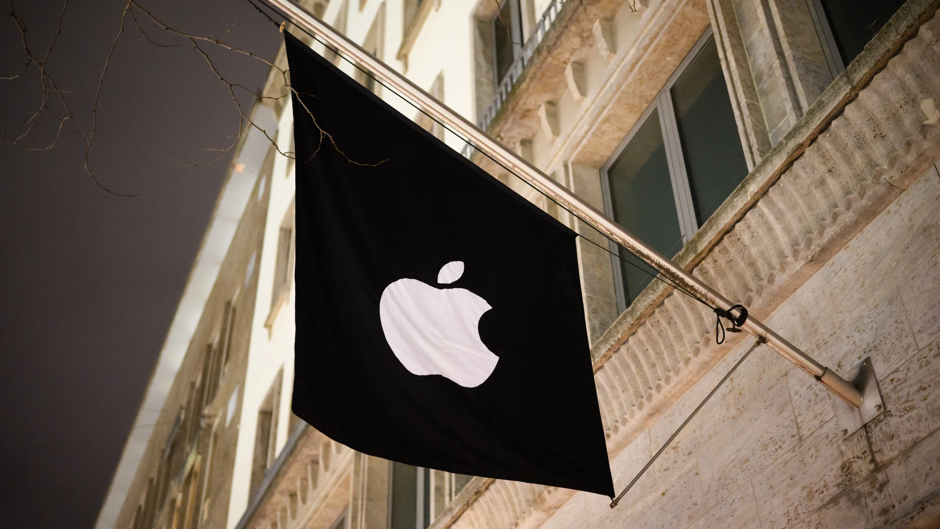 FILED - 19 December 2023, Lower Saxony, Hanover: A flag with the Apple logo hangs in front of the Apple Store. Photo: Julian Stratenschulte/dpa (Foto de ARCHIVO) 19/12/2023 ONLY FOR USE IN SPAIN